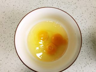 香煎馒头片,鸡蛋打到碗里，放一点点盐