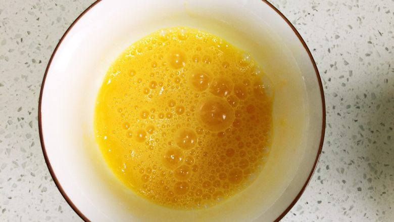 香煎馒头片,鸡蛋打散成蛋液
