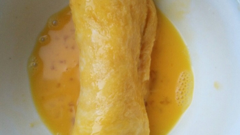 超简单的香蕉土司卷,用蛋液将香蕉吐司完全浸泡。