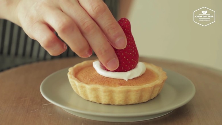 快手伪草莓蒙布朗,先在冷却好的塔壳上放上点奶油固定草莓
