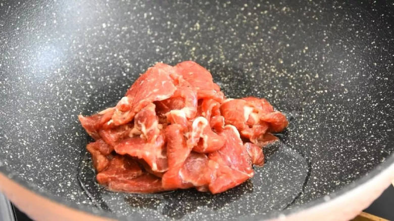 点击率超高的下饭菜，筷子拿起来就舍不得放下,锅里倒入适量的油，热至6分热时下牛肉迅速炒散。