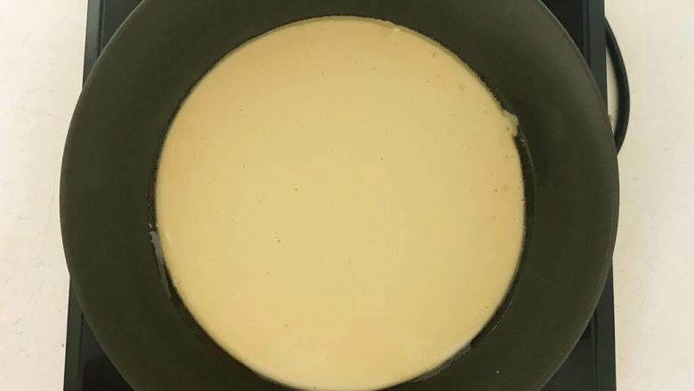 香椿系列之四  法式香椿煎饼,锅烧6分热的时候倒入面汁，小火煎制