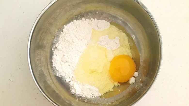 香椿系列之四  法式香椿煎饼,把鸡蛋液打进面粉里