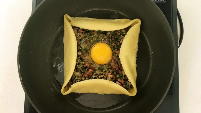 香椿系列之四  法式香椿煎饼,在煎饼中间打入一颗鸡蛋