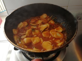 韩式辣酱炒年糕,继续翻炒，大火收汤，出锅。