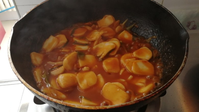 韩式辣酱炒年糕,继续翻炒，大火收汤，出锅。