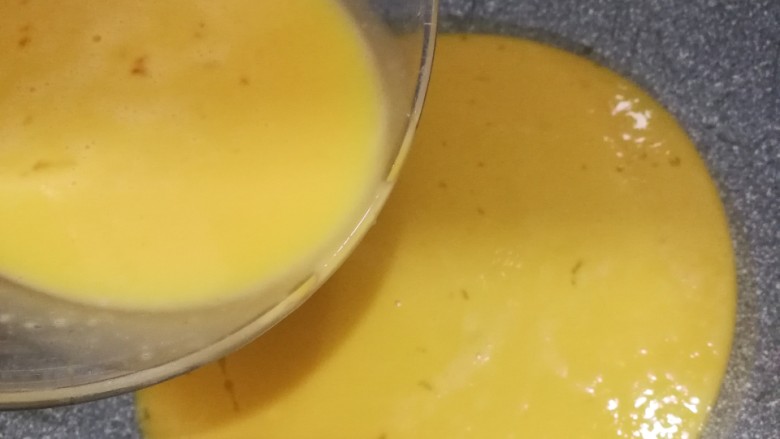 香椿蔬菜蛋皮卷,加热后慢慢加入鸡蛋液。