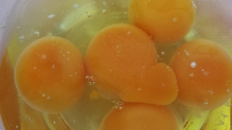 香椿蔬菜蛋皮卷,把鸡蛋磕入碗里。