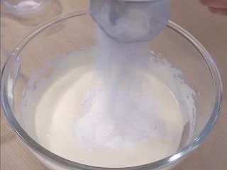 葡萄朗姆酒慕斯蛋糕,筛入低筋面粉，翻拌到没有干粉即可，不要过度搅拌，以免消泡