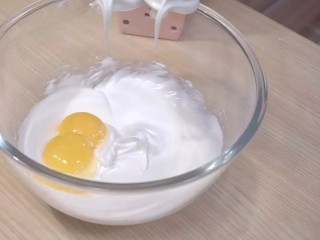 葡萄朗姆酒慕斯蛋糕,蛋糕体:蛋白蛋黄分离，打发蛋白，蛋白出现细密的小泡后，倒入1/2细砂糖，继续打发;出现纹路后，加入剩余细砂糖，湿性打发（提起打蛋头有尖尖角）加入蛋黄，继续打发3分钟左右