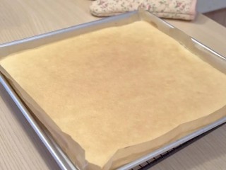葡萄朗姆酒慕斯蛋糕,烤好后，把蛋糕从烤盘取出，盖张烘焙纸，冷却备用