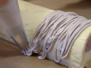 葡萄朗姆酒慕斯蛋糕,用蒙布朗裱花嘴，将奶油霜挤在蛋糕顶部做装饰，再放入冰箱冷藏30分钟