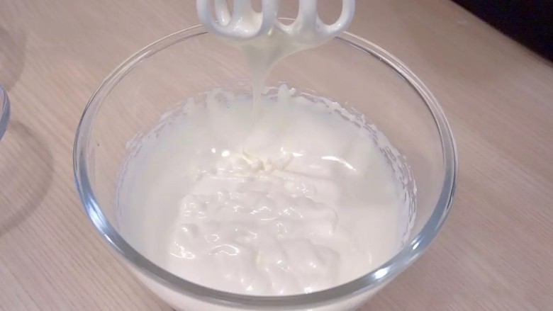 葡萄朗姆酒慕斯蛋糕,最终打发只滴落的蛋液，纹路能保持10秒以上就可以了（或将一根牙签插入1㎝深，牙签不会倒下）