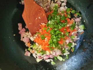 家常炒米饭,倒入其他食材配料(可根据自己喜好放食材)撒少许食盐