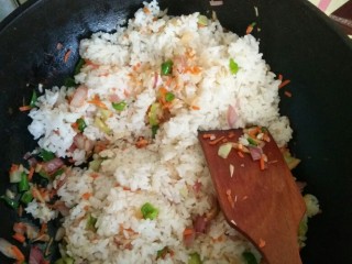 家常炒米饭,倒入米饭进行翻炒，根据自己口味再加入耗油和酱油进行调色