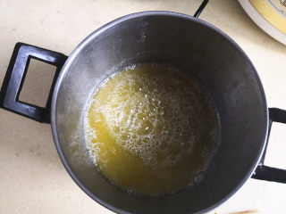费南雪,黄油放入锅中加热，先出现大气泡，