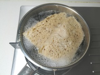 四喜烤麸,泡发好的烤麸入沸水中氽烫去豆腥味。