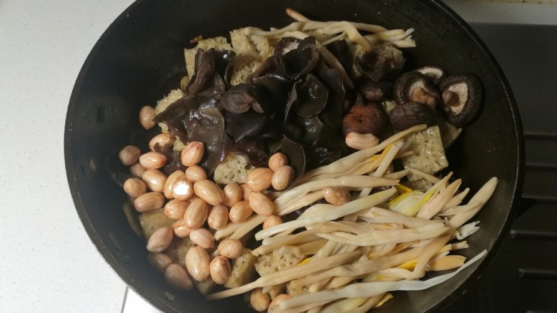 四喜烤麸,放入木耳，香菇，黄花菜和花生米。
