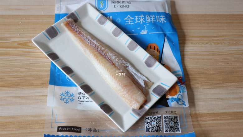 狭鳕鱼豆腐羹,将阿拉斯加狭鳕鱼去除包装提前一晚放进冰箱冷藏，解冻；