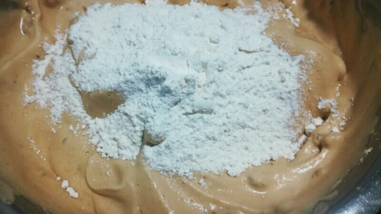 枣糕,再把过筛后恩低粉和小苏打分3次加入面糊中，用刮刀切拌均匀。