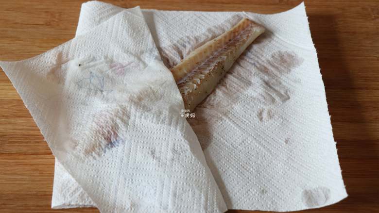 狭鳕鱼豆腐羹,用厨房纸吸干表面水分；