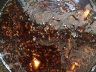 菌类料理#蒜蓉粉丝金针菇#,锅里放油 油热后淋到调好的汁上 搅拌均匀