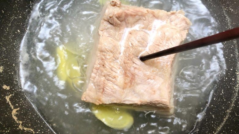 梅菜扣肉,用筷子戳一下看有没有血水流出来，没有就表示煮熟透了
