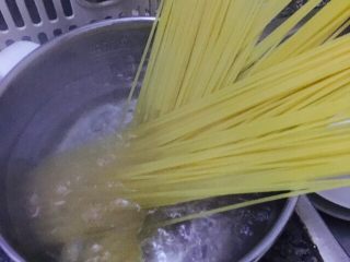 芝士焗意大利面,将水烧开，加一小勺盐，放入意大利面，煮大概10分钟，8成熟就可以，可以自己试尝一根。
