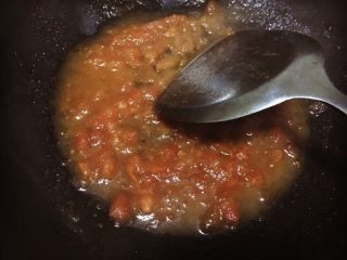 芝士焗意大利面,倒入油将番茄熬成酱状