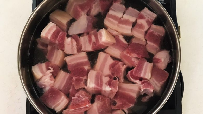 东北特色菜  猪肉炖粉条,锅里加入冷水，放入如花肉，水开后焯水5分钟