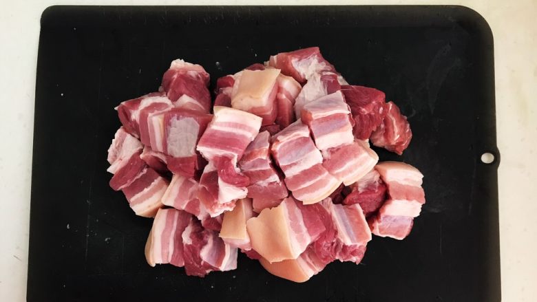 东北特色菜  猪肉炖粉条,把如花肉切成2.5㎝见方的小块