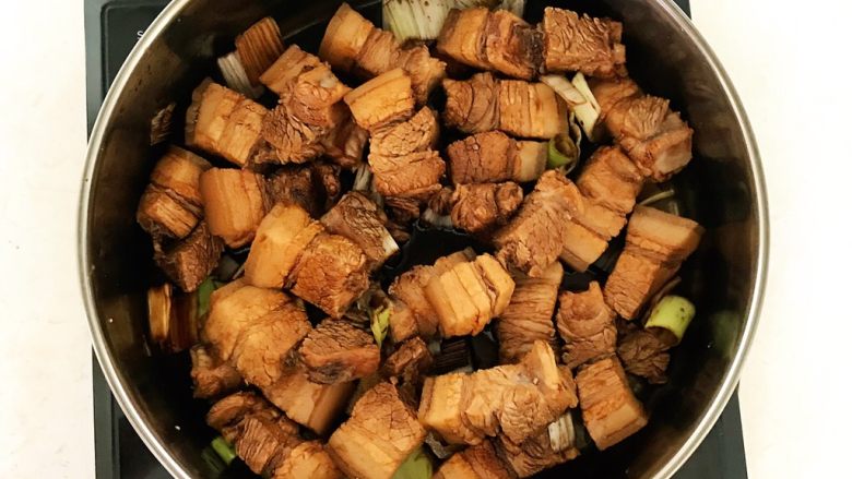 东北特色菜  猪肉炖粉条,翻炒均匀