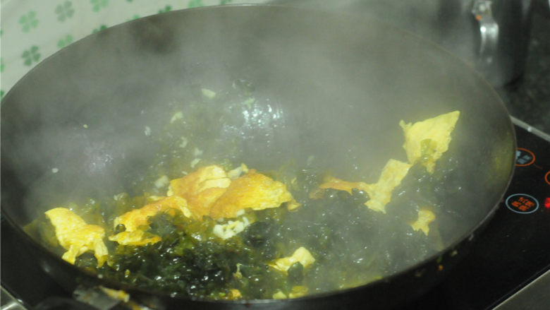 地皮菜炒鸡蛋,地皮菜倒进去，混合炒熟