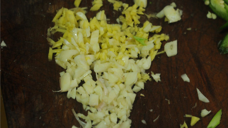 地皮菜炒鸡蛋,姜蒜切成末备用