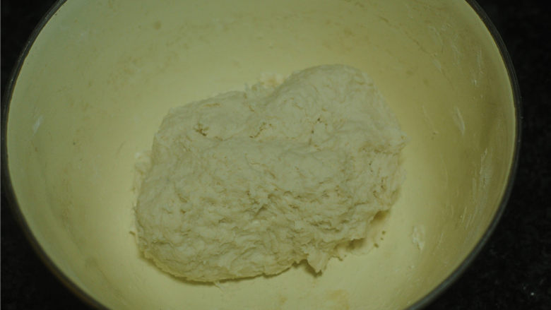 栗子烫面饼,倒入冷水合成面团，盖保鲜膜醒30分钟