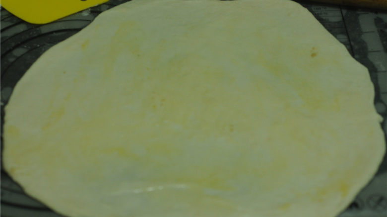 栗子烫面饼,将醒发好的面团擀成圆形薄片，抹上油