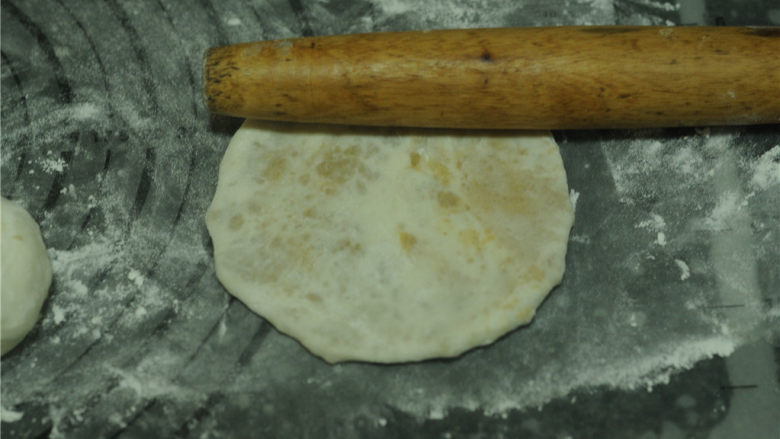 栗子烫面饼,用擀面杖擀成薄薄的圆饼状