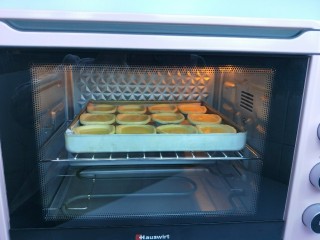 全蛋版蛋挞,放入220度预热好的烤箱，20分钟即可。具体温度以自己烤箱决定。