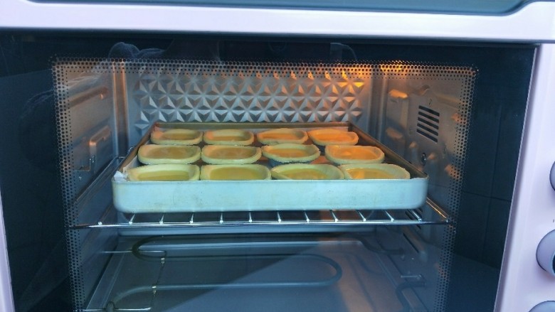 全蛋版蛋挞,放入220度预热好的烤箱，20分钟即可。具体温度以自己烤箱决定。