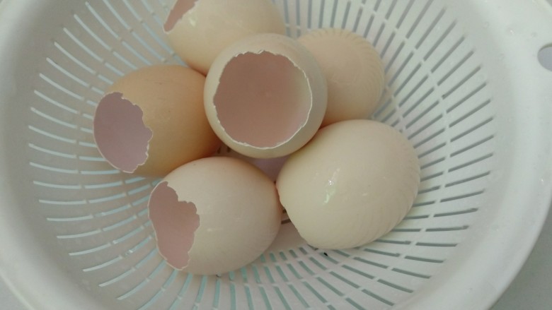 仿真早餐（芒果布丁+巧克力杯子）,鸡蛋洗净用小刀在鸡蛋底部扎个小口倒出鸡蛋液，再慢慢整出个大口能放下蛋黄（芒果）即可。