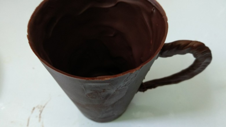 仿真早餐（芒果布丁+巧克力杯子）,用少许巧克力把杯把粘上。
