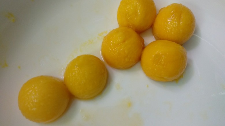 仿真早餐（芒果布丁+巧克力杯子）,用挖球器把芒果挖成球状。