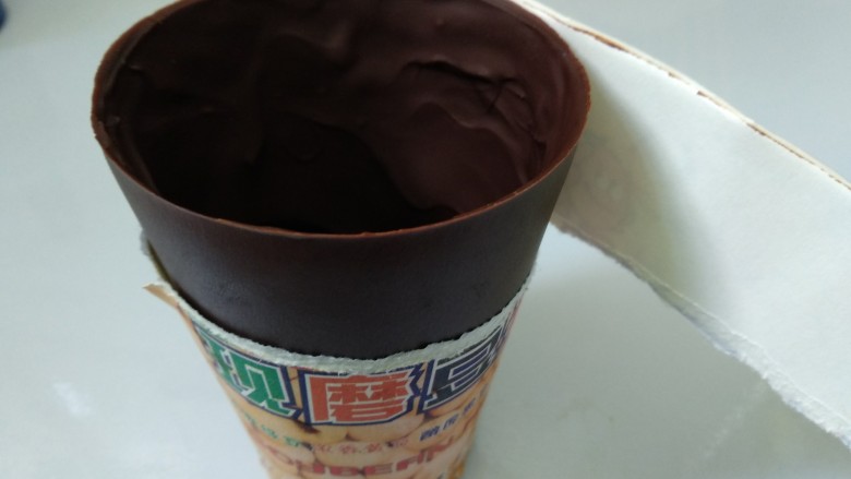 仿真早餐（芒果布丁+巧克力杯子）,取出用剪刀在边缘剪个小口，小心撕去纸杯。