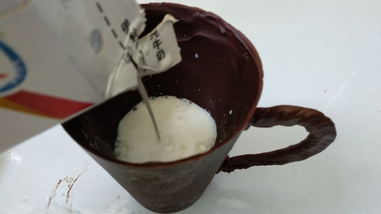 仿真早餐（芒果布丁+巧克力杯子）,巧克力杯子倒入适量牛奶。