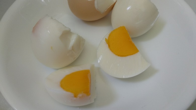 仿真早餐（芒果布丁+巧克力杯子）,鸡蛋去壳切块。