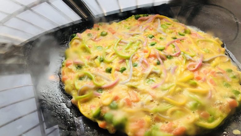 【12M+】营养早餐鳕鱼面条饼,调小火加盖.继续煎至熟透