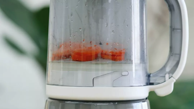 胡萝卜米粉6m+,放入辅食机中，加水蒸10分钟~