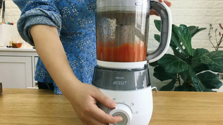 胡萝卜米粉6m+,辅食机倒置调成搅拌模式，用蒸馏水把胡萝卜搅打成糊状~