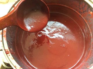 自制草莓酱,喜欢要稠状的就在熬一下，我不喜欢太稠的，提起来倒下有纹路即可，凉了还会在稠一点。