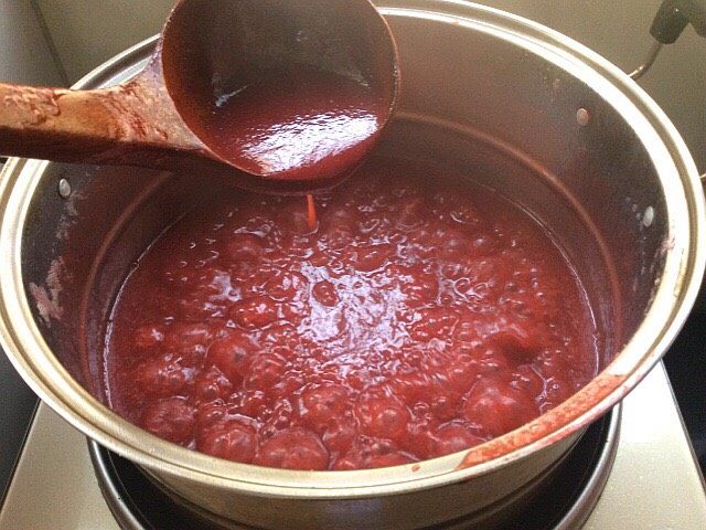 自制草莓酱,小火熬制，要不停搅拌，以免糊锅